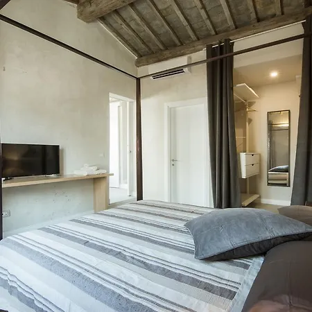 Painter's Attic Apartment *